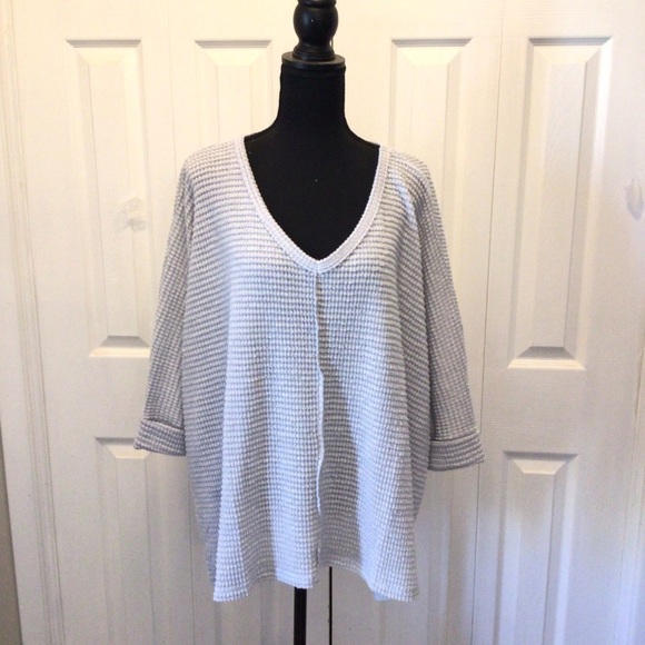 Zenana Womens Lt. Gray 3/4 Sleeve V-Neck Hi-Low Hem Jacquard Sweater Size 1X/2X - Picture 2 of 7